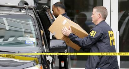 Agentes del FBI se llevan cajas de la sede de Imagina en Miami.