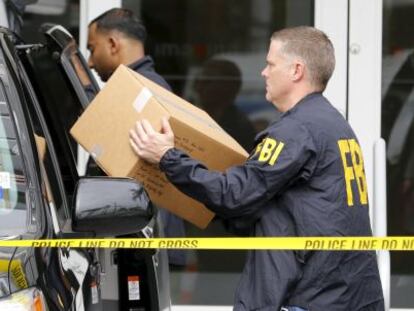 Agentes del FBI se llevan cajas de la sede de Imagina en Miami.