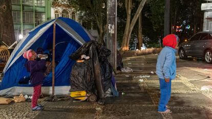 Famílias inteiras vivem no centro da cidade em barras improvisadas. Na madrugada da quinta (29) para a sexta-feira (30), a cidade registrou a menor temperatura dos últimos cinco anos: 4,3 graus.