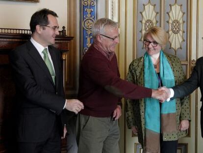 Rib&oacute; saluda al delegado de Iberdrola tras la firma del convenio contra la pobreza energ&eacute;tica. 