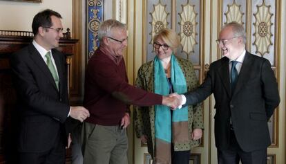 Ribó saluda al delegado de Iberdrola tras la firma del convenio contra la pobreza energética.