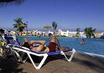 Un hombre descansa junto a la piscina de un hotel de Almería.