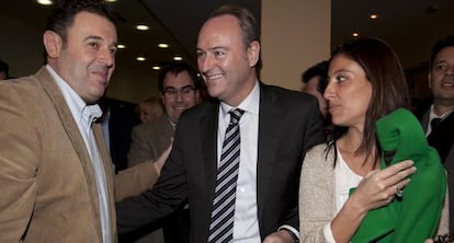 Alberto Fabra, entre Gerardo Camps y Mónica Lorente en Alicante.