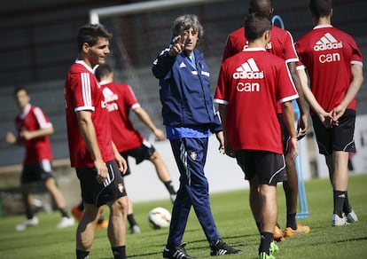 Enrique Martín dirige un entrenamiento de Osasuna en 2015.