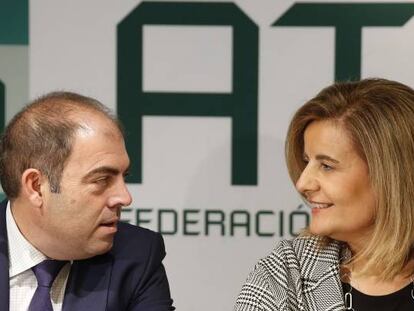 Lorenzo Amor, presidente de ATA junto a la ministra de Empleo, Fátima Báñez.