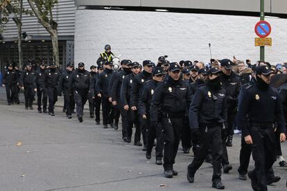 Agents de la policia nacional a peu per prendre posició fora de l'estadi Santiago Bernabéu.