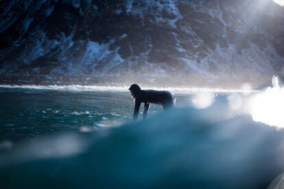 "Prefiero surfear en agua fría, por eso vine aquí", explica Unn Holgersen, veterinaria de 32 años instalada desde hace un año en Svolvaer. "Me encanta esa sensación de salir del océano y morir de frío y tener que meter los pies en un cubo de agua caliente y cambiarse rápidamente".