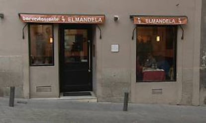 Imagen de televisión del exterior de "ElMandela", situado a pocos metros del Teatro Real de Madrid, un restaurante de comida africana y un proyecto de integración social -donde la mayoría de los trabajadores son africanos- que llora desde el jueves la muerte de Madiba.