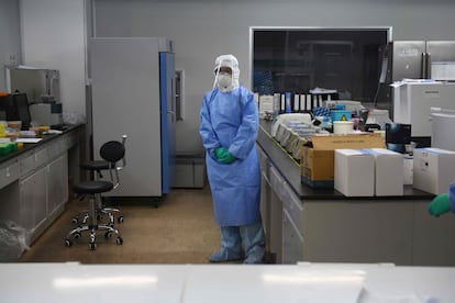 Una técnico de laboratorio en CapitalBio Technology, una compañía de Pekín (China) que hace pruebas para el coronavirus