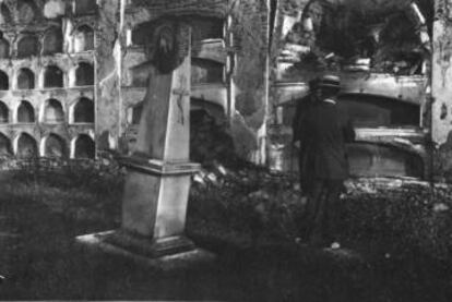 Carrere visita el cementerio de La Almudena (circa 1940). Revista Villa de Madrid (1959).