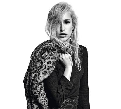 La modelo Alice Dellal posa para ICON en Madrid vistiendo la colección de Pull & Bear para este verano.