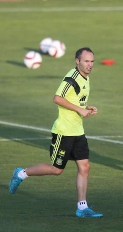 Iniesta, en un entrenamiento con España.