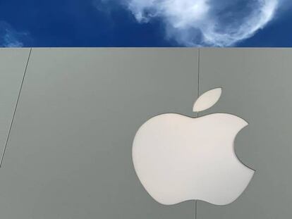 Logo de Apple en un centro comercial en California