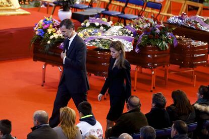 Los Reyes presiden el funeral que se oficia en la localidad murciana de Bullas por las catorce personas fallecidas la noche del pasado sábado en el accidente del autobús en el que viajaban.