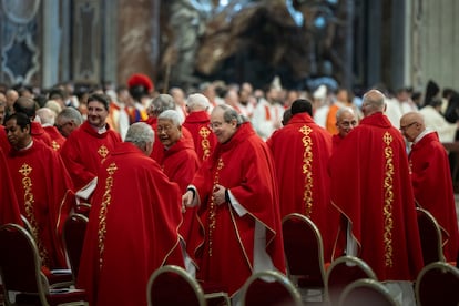 Un grupo de cardenales, durante la misa en la basílica de San Pedro (Roma), en homenaje al papa Francisco, este viernes.