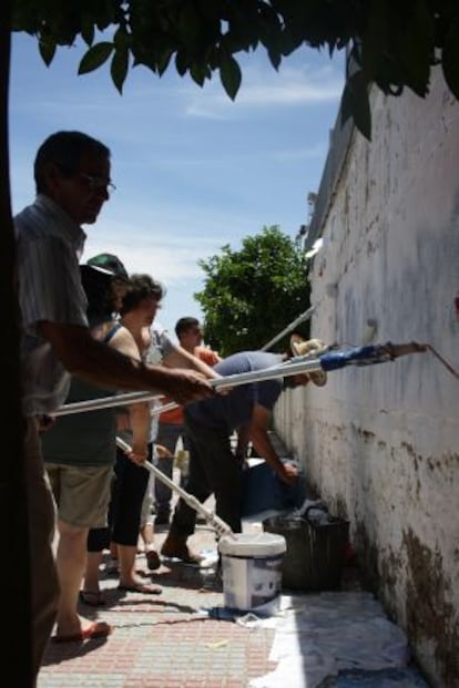 Higuera volunteers painting the walls of an old sports center.