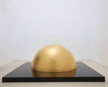 'The Capital of the Golden Tower' (1991), de James Lee Byars, en el Palacio de Velázquez de Madrid.