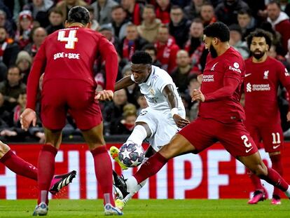Vinicius, rodeado por jugadores del Liverpool, dispara a puerta en el primer gol del Real Madrid en el partido de ida de los octavos de final de la Champions League, el 21 de febrero en Anfield.