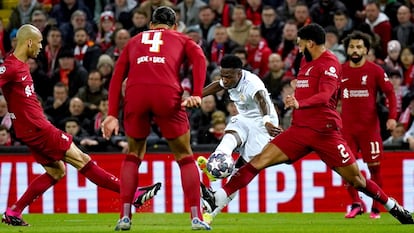 Vinicius remata ante tres rivales para marcar el primer gol del Real Madrid ante el Liverpool.