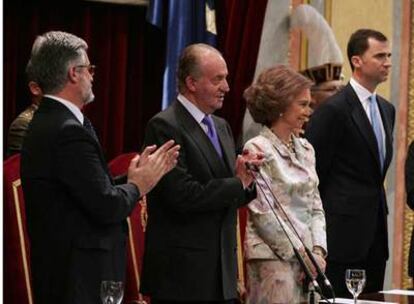 El Rey corresponde a los aplausos tras el discurso que pronunció en el Congreso de los Diputados.