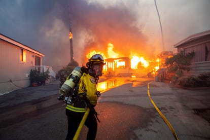 Los bomberos de Los Ángeles han comenzado a solicitar el apoyo de otros cuerpos de emergencia de los condados aledaños. 