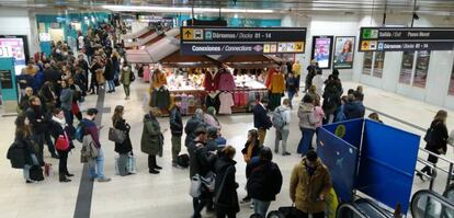 Cola para acceder al autobús 664 en el intercambiador de Moncloa, la semana pasada.