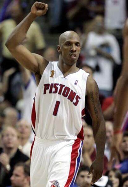 Billups, de Detroit, celebra una jugada de su equipo en el partido contra San Antonio.