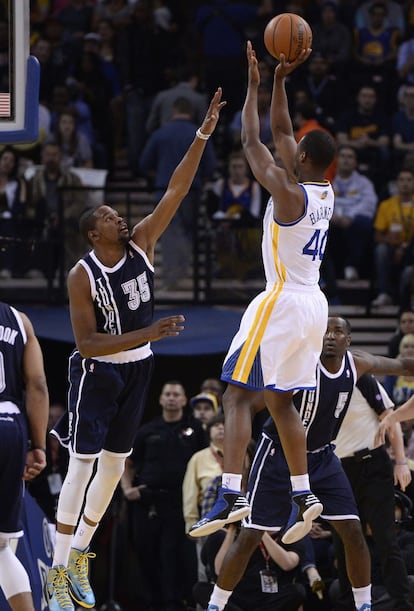 Durant, de los Thunder, se estira para intentar taponar a Barnes, de los Warriors.