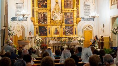 El sacerdote Lisardo Castell&oacute; durante una misa en la iglesia de La Font de la Figuera. 