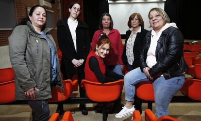 De izquierda a derecha, Nidia Marín Soto,Virginia Márquez, Elizabeth McNally,  Olga Casares y Nini Johanna García rodeando a Elena Cánovas (sentada), en el salón de actos de la cárcel de Alcalá-Meco. 