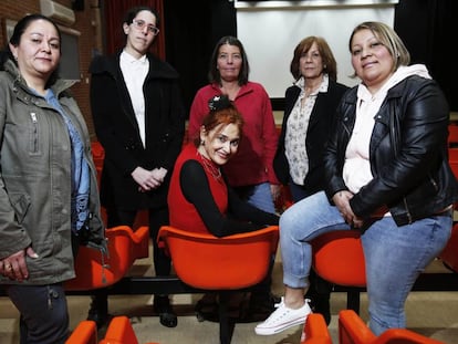 De izquierda a derecha, Nidia Marín Soto,Virginia Márquez, Elizabeth McNally,  Olga Casares y Nini Johanna García rodeando a Elena Cánovas (sentada), en el salón de actos de la cárcel de Alcalá-Meco. 