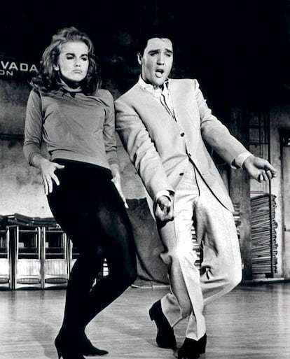 El actor y cantante Elvis Presley junto a Ann-Margret en una foto publicitaria de presentación del filme 'Viva Las Vegas', realizada en 1964.
