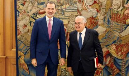 El rey Felipe VI y el presidente del Tribunal Constitucional, Juan José González Rivas, este junio en el Palacio de la Zarzuela.