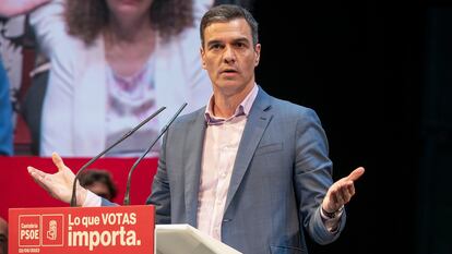 El presidente del Gobierno, Pedro Sánchez, participa en un acto de campaña del PSOE en el Palacio de Festivales de Santander, este lunes. EFE/ Román G. Aguilera