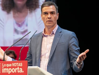 El presidente del Gobierno, Pedro Sánchez, participa en un acto de campaña del PSOE en el Palacio de Festivales de Santander, este lunes.