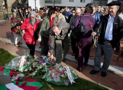 La izquierda 'abertzale' ha homenajeado en Bilbao a Santi Brouard, junto al monolito que le recuerda en el parque de Amézola.