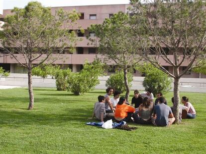 Un grupo de estudiantes en el campus de la UAB.