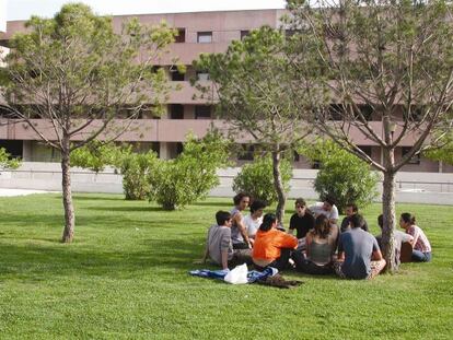 Un grupo de estudiantes en el campus de la UAB.