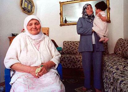 Sodia, la madre de Ahmed, sentada en una mecedora. Detrás, Nayat, una de las hermanas, con una niña en brazos.