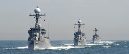 Buques surcoreanos navegan en el Mar Amarillo. Corea del Sur ha desplegado armamento antisubmarino, ante un eventual ataque de Corea del Norte a sus buques, como el que provocó, según Seúl, el inicio de la actual crisis.