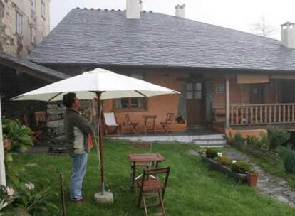 Fachada y jardín del alojamiento rural Casa Rectoral de Samartín, en la aldea asturiana de San Martín del Valledor.