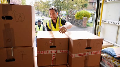 Una empresa de mudanzas realiza el cambio de cajas. 