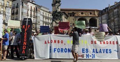 Los trabajadores del aeropuerto de Foronda durante la concentración en la Plaza de la Virgen Blanca. 