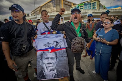 Zwolennicy byłego prezydenta Rodrigo Duterte spotykają się przed bazą lotniczą Villamor.