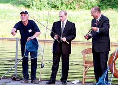 Putin (en el centro) y Chirac (a la derecha) pescaron su propia cena en un restaurante de San Petersburgo.