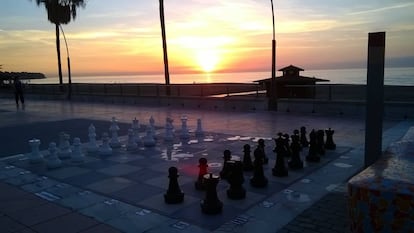 Uno de los seis tableros instalados en el paseo marítimo de Estepona (Málaga), durante un amanecer invernal.