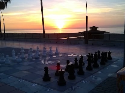 Uno de los seis tableros instalados en el paseo marítimo de Estepona (Málaga), durante un amanecer invernal.