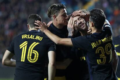 Los jugadores del Atlético celebran el sexto gol, obra de Rober