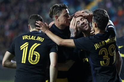 Los jugadores del Atl&eacute;tico celebran el sexto gol, obra de Rober