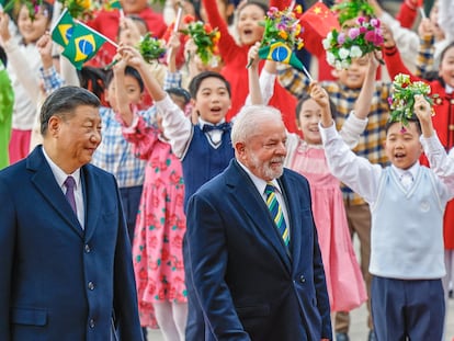 Los presidentes Xi Jinping y Luiz Inácio Lula da Silva son recibidos por un grupo de niños en el Gran Palacio del Pueblo en Pekín, el pasado día 14 de abril.